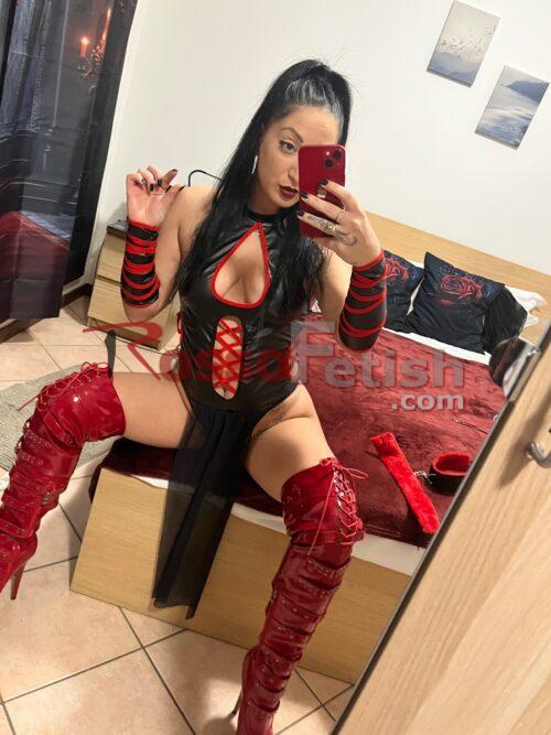 donna magnetica e raffinata, capace di unire eleganza, intelligenza e sensualità in ogni gesto